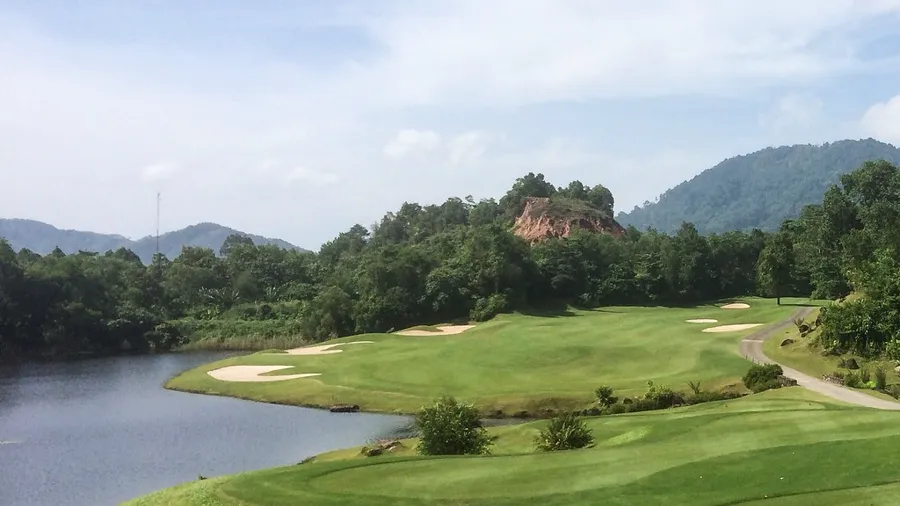 Красные латеритовые стены карьера на Red Mountain